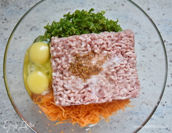 Вбить яйца и хорошенько перемешать все составляющие.