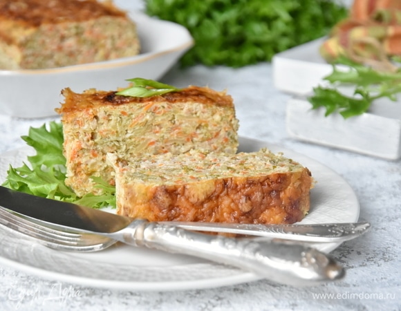 Достать запеканку из духовки, посыпать натертым сыром и запекать еще минут 5 до расплавления сыра и образования золотистой корочки.