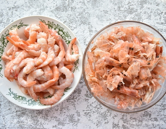 Креветки разморозить и очистить от панциря, удалить кишечную вену.