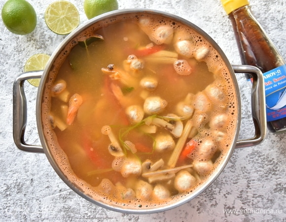 Через 5 минут выложить в бульон нарезанные на четвертинки грибы и помидоры, мясо креветок и пасту. Вместо соли использовать рыбный соус. Выдавить сок одного лайма, дать супу покипеть 3 минуты и снять с огня. Подавать, посыпав зеленью кинзы.