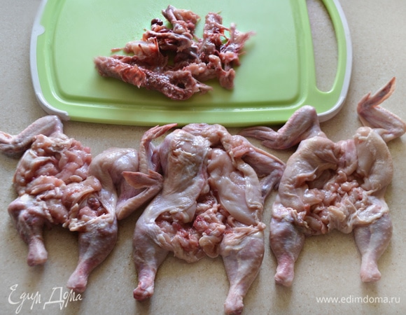 Теперь предстоит самая ответственная часть приготовления блюда — необходимо рябчика снять с каркаса. Для этого острым ножом делаем аккуратный продольный надрез вдоль хребта и руками отделяем хребет, реберные кости от кожи.