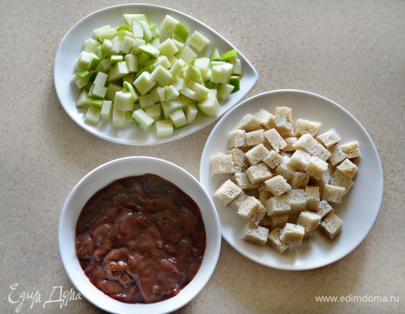 Для начинки с хлеба срежьте корки и нарежьте мякиш на небольшие кубики. Яблоко также нарежьте на мелкие кубики. Подготовьте печень, нарежьте ее небольшими кусочками.