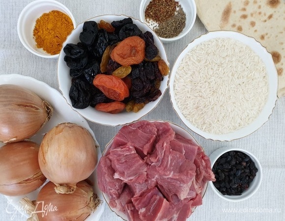 Подготовим все необходимые продукты. Для приготовления шах-плова необязательно брать телятину, подойдет говядина, баранина, курица.