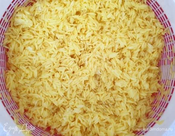 Для того чтобы рис получился рассыпчатым, его следует отварить до полуготовности с добавлением 0,5 ч. л. куркумы. Время приготовления смотрим на упаковке. До полной готовности мой рис надо варить 14 минут, я отварила его в течение 7 минут после закипания. Затем хорошо промоем рис и остудим.