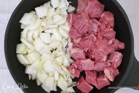 В сковороду нальем 6 ст. л. растопленного сливочного масла. Обжарим мясо и лук на сильном огне в течение 6–8 минут. Мясо важно не пережарить, чтобы в плове оно было сочным.