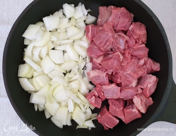 В сковороду нальем 6 ст. л. растопленного сливочного масла. Обжарим мясо и лук на сильном огне в течение 6–8 минут. Мясо важно не пережарить, чтобы в плове оно было сочным.