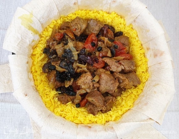 В чашу из риса выкладываем все мясо с сухофруктами и выделившимся соком.