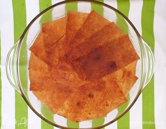 Запекаем лаваш под крышкой в течение 60 минут при 180⁰С. Затем крышку снимаем и запекаем еще 30 минут.