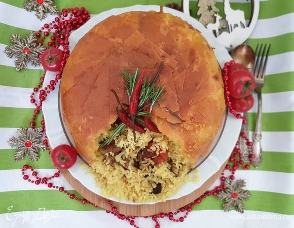 Аккуратно переворачиваем плов на блюдо для подачи. Срезаем вкуснейший газмах и наслаждаемся пловом.