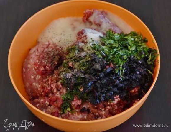 Подготовьте фарш из мяса говядины и баранины. Добавьте измельченный лук. Если по какой-то причине не любите нарезанный лук, перекрутите его на мясорубке вместе с мясом. Добавьте рубленую зелень по своему вкусу, а также соль и специи.