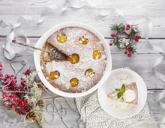 Перед подачей посыпьте пирог сахарной пудрой или подавайте с мороженым.