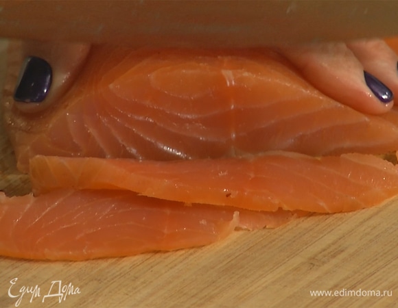 Семгу нарезать ломтиками.