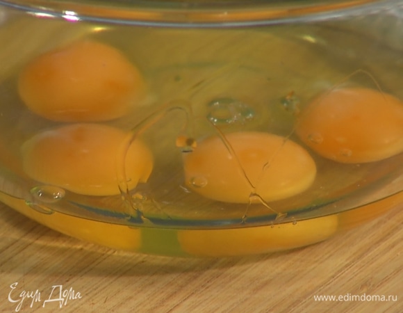 Яйца взбить в миске, посолить, поперчить.