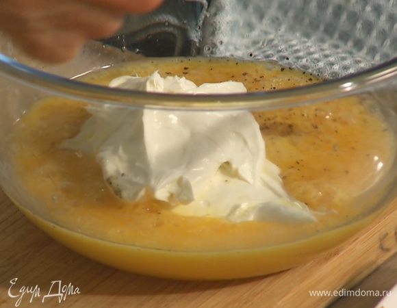 Сливочный сыр вмешать к яйцам.