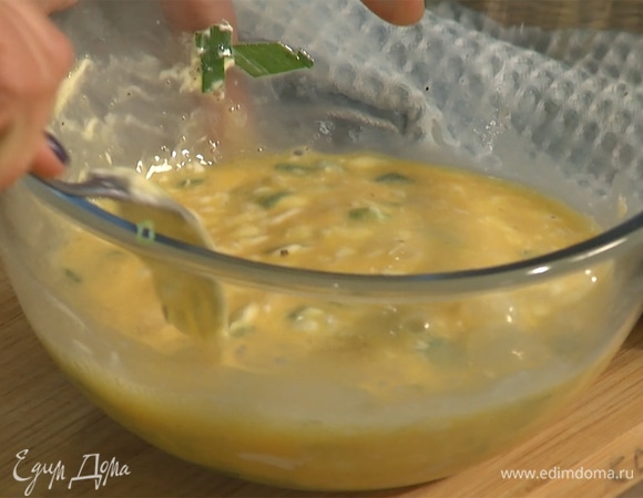 Лук мелко нарезать, добавить в яичную смесь, перемешать.  