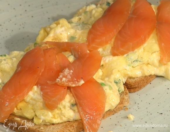Готовые яйца выложить на хлеб, сверху добавить ломтики семги.  