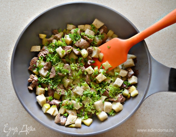 На хорошо разогретом сливочном масле в течение 3 минут обжарьте печень с яблоками и хлебом. Приправьте солью, перцем и добавьте рубленную петрушку. Перемешайте.