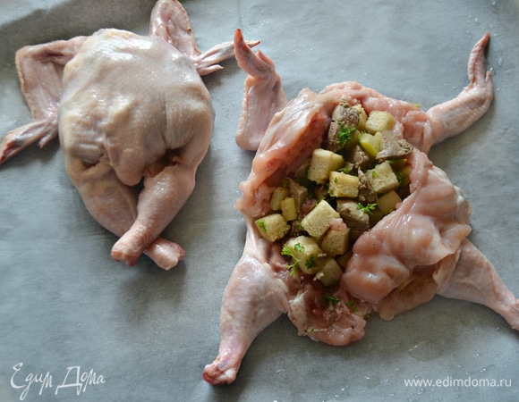 Начините рябчиков подготовленной начинкой, аккуратно прижмите руками для равномерного распределения и соедините кожу с помощью шпажек.