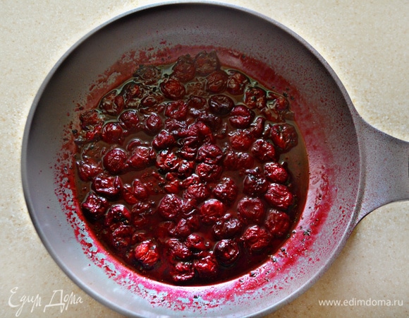 Тем временем приготовим вишнево-винный соус. Для этого вишню нужно смешать с вином, сахаром, добавить щепотку соли и перца. Выпаривать до уменьшения объема в 3 раза. Добавить мед и перемешать, заправить сливочным маслом.