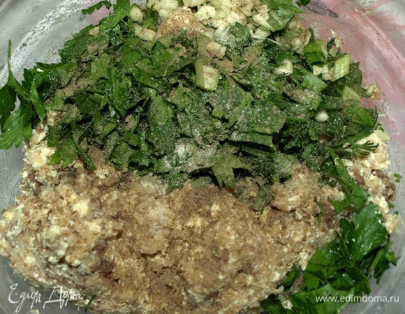 Чеснок очистить и мелко порубить. Зеленый лук, петрушку и укроп мелко рубим. Все соединяем с полученной массой из киноа и тофу, добавляем соль и перец. Все хорошо перемешиваем.