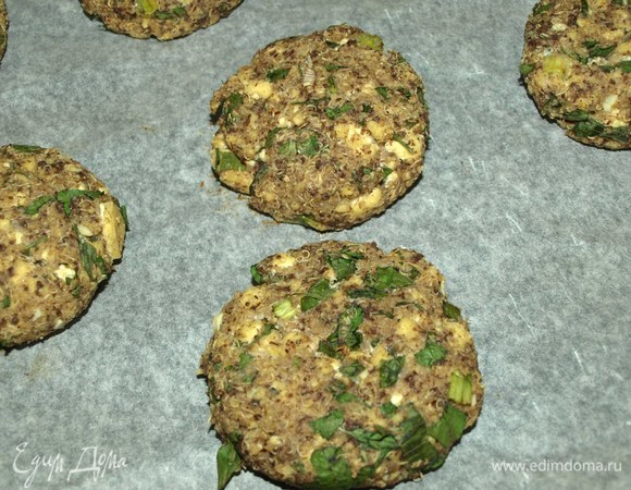 Достаем готовые котлеты из духовки. Перекладываем с противня на блюдо и даем отдохнуть 1–2 минуты.