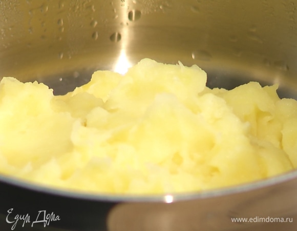 Предварительно приготовить картофельное пюре. Охладить.