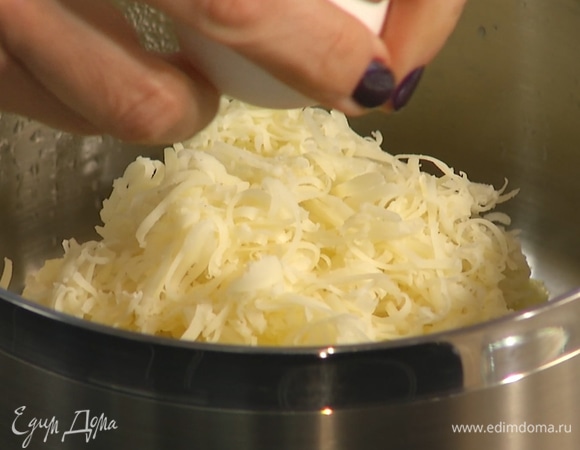 Натереть сыр на терке, всыпать в холодное пюре. Добавить 1 яйцо и 1 желток, перемешать.