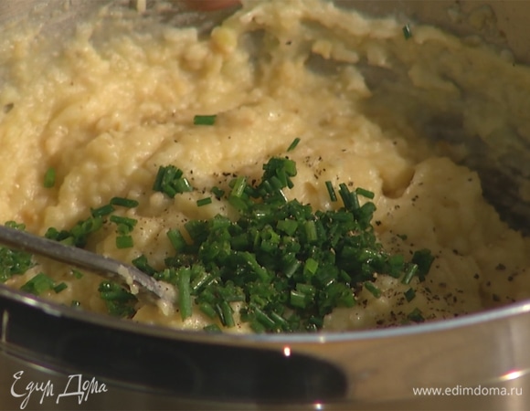 Шнитт-лук измельчить, всыпать к картошке. Посолить и поперчить, все перемешать.  