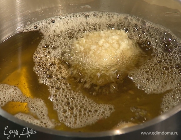 В сотейнике разогреть растительное масло, выложить часть шариков. Обжарить до румяной золотистой корочки в течение 3–4 минут. Таким образом обжарить все крокеты.