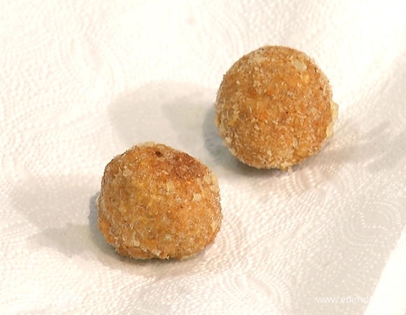 Готовые крокеты выложить на бумажное полотенце для удаления остатков масла.