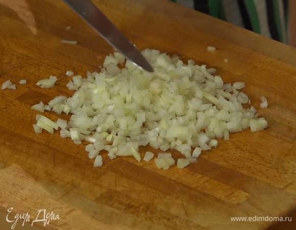 Лук и чеснок почистить и порубить очень мелко.