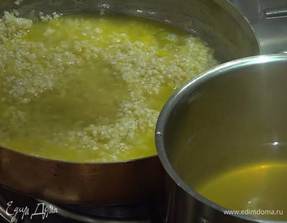 Влить 100 мл вина и, помешивая, дать алкоголю выпариться, затем убавить огонь и, время от времени помешивая, по одному половнику добавлять бульон, так чтобы рис не плавал в жидкости, но и не превратился в плотный ком. Через 10 минут посолить и прогревать еще несколько минут.