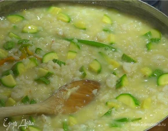 Сделать монтекатуру: добавить оставшееся сливочное масло и 50 г натертого сыра и перемешать ризотто движением снизу вверх, слегка подбрасывая ложкой.