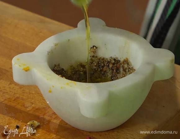 Чеснок почистить и вместе с кориандром, солью и перцем измельчить в ступке, затем влить оливковое масло и все перемешать.