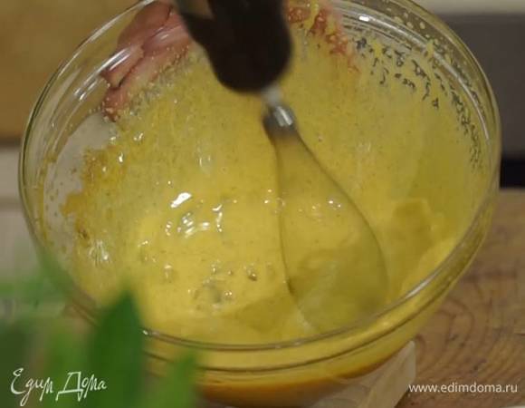 Желтки взбивать с ванильным сахаром блендером с насадкой-венчиком, пока масса не посветлеет, затем, не выключая блендера, по ложке всыпать коричневый сахар и взбивать до получения гладкой, однородной консистенции.