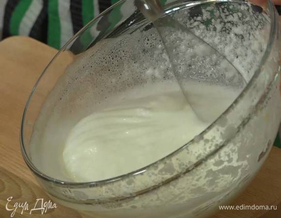 Белки взбить блендером с насадкой-венчиком в пышную пену, затем всыпать сахарную пудру и взбить все еще немного.