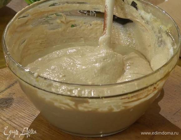 Часть маскарпоне выложить во взбитые желтки и растереть силиконовой лопаткой или деревянной ложкой, всыпать через сито 1 ч. ложку какао, влить 1 ч. ложку рома и перемешать, добавить оставшийся маскарпоне и все вымешать, затем небольшими порциями вводить взбитые белки, каждый раз вымешивая лопаткой.