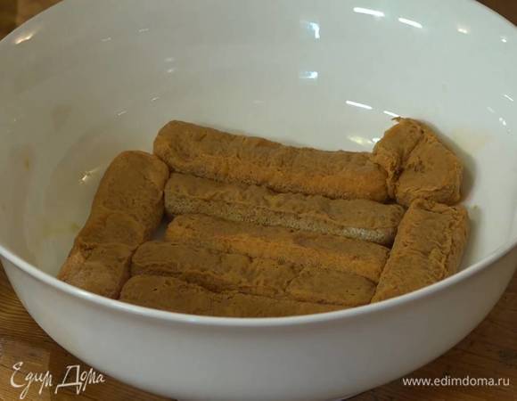 Сварить чашку крепкого кофе, перемешать с оставшимся ромом и пропитать бисквиты.