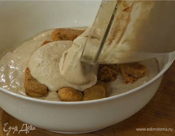 Половину пропитанных бисквитов уложить одним слоем в красивую форму или в коктейльные бокалы, сверху выложить часть крема из маскарпоне, затем еще один слой печенья, а сверху оставшийся крем.