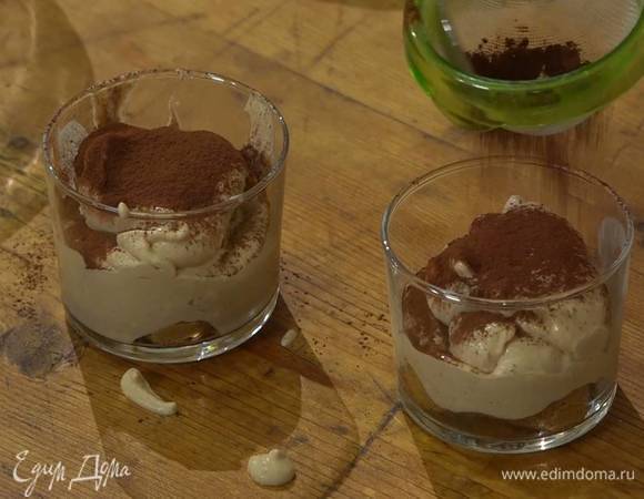 Посыпать тирамису какао и отправить в холодильник.  