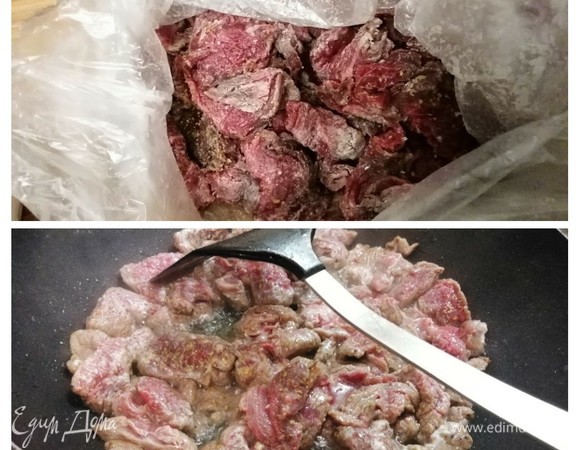 Мясо промыть, очистить от жилок и пленок, нарезать тонкой соломкой. Сложить в пакет и всыпать крахмал с солью. Тщательно перемешать. В разогретом масле обжарить в течение нескольких минут до легкой золотистости. Выложить на бумажное полотенце, чтобы избавиться от лишнего масла. Не пережарьте мясо, иначе оно будет сухим и жестким. Лучше попробовать кусочек в процессе жарки.