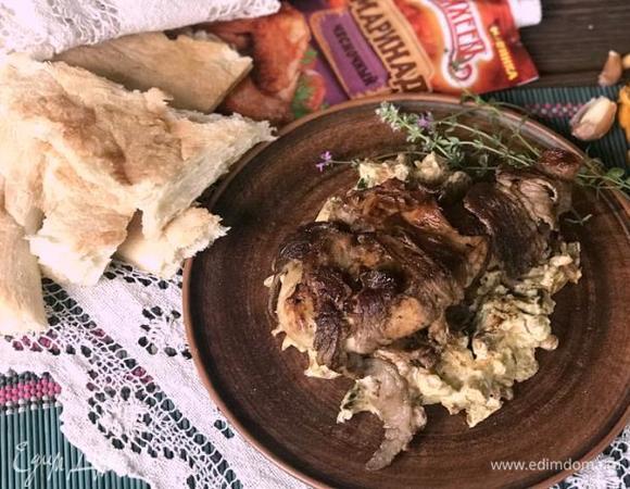 Цыплят вынуть из сотейника, снять кулинарную нить. Каждую тушку разрезать пополам вдоль и сервировать вместе с грибами и получившимся соусом. Если вы хотите угостить таким вкусным цыпленком деток, то просто исключите из рецепта коньяк.