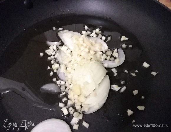 Очистить и мелко нарезать чеснок и имбирь. Лук нарезать полукольцами. В разогретом масле потушить лук, чеснок и имбирь.