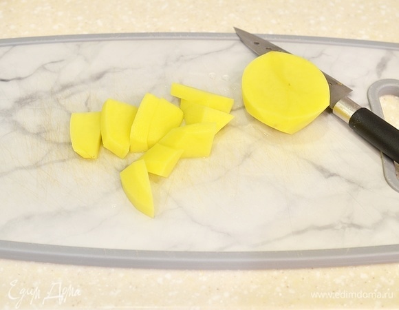 Картофель почистите, нарежьте привычным способом, но не очень крупно.