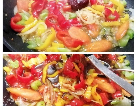 Всыпать сахар, обжарить 1 минуту и влить рисовый уксус и рисовое вино (у меня сухое белое вино), тушить 1 минуту. Выложить ложку перцовой пасты и тщательно перемешать.