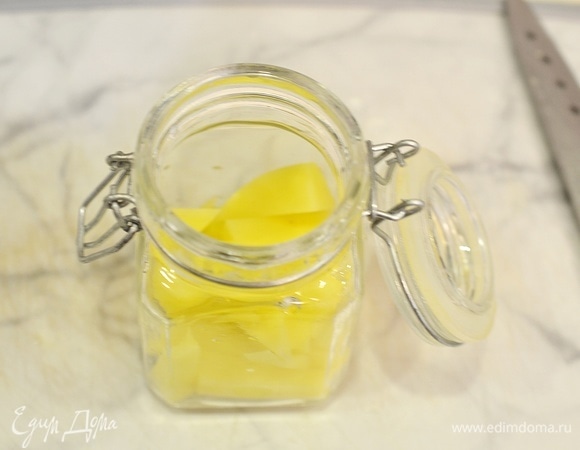 Возьмите обычную стеклянную банку, лучше небольшого размера, чтобы приготовленной порции хватило на один прием пищи. Выложит на дно нарезанный картофель.