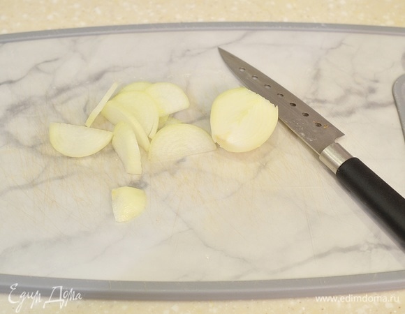 Лук почистите и нарежьте тонкими полукольцами.