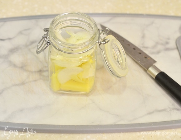 Выложите в банку следующим слоем лук.