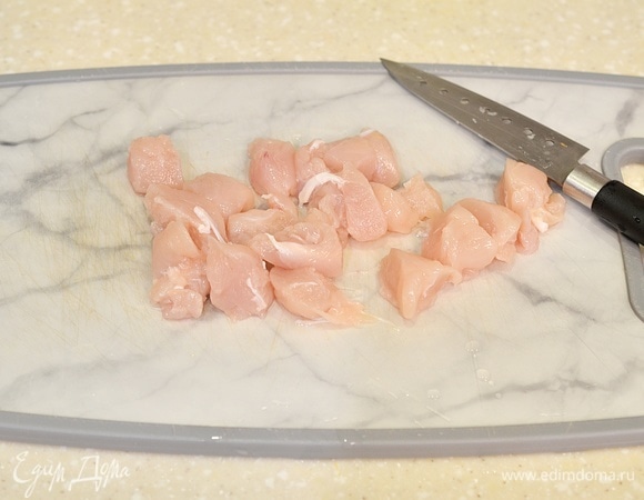 Куриное филе промойте, обсушите, нарежьте небольшими кусочками.