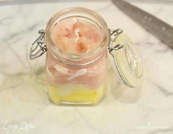 Положите нарезанную курицу практически до плечиков.